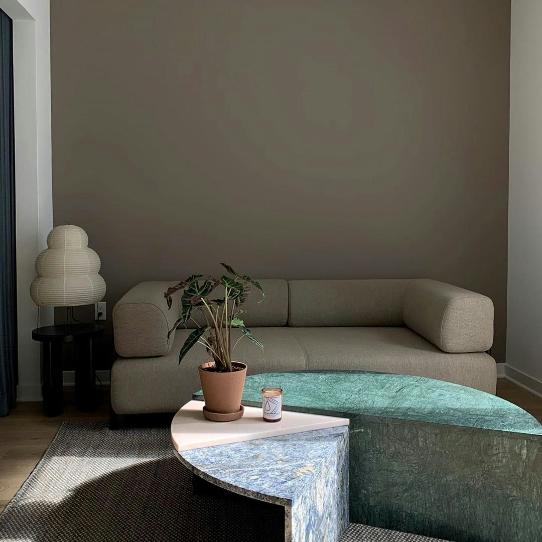 Create balance between accent furniture and accent walls. Photo: @fieldsgrade