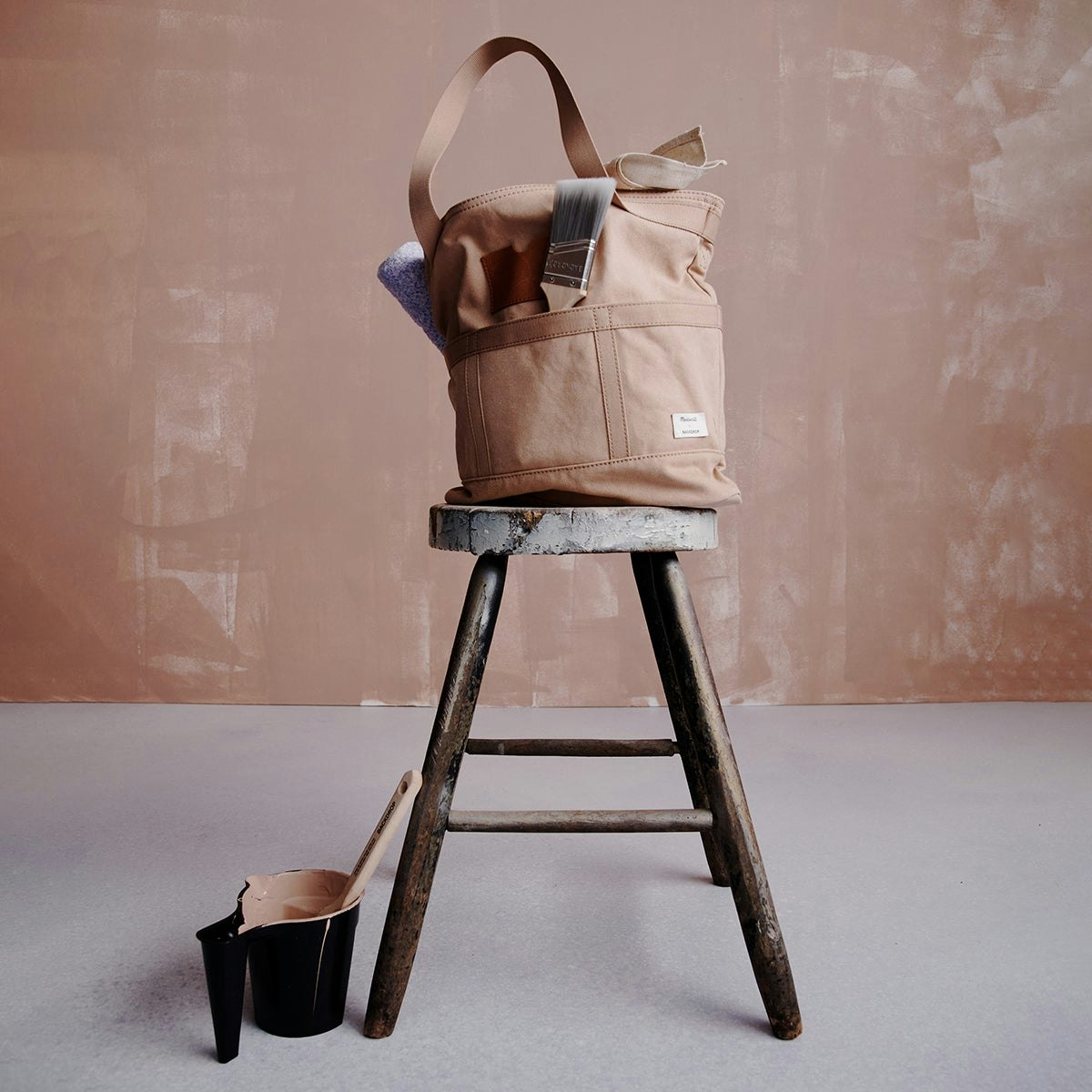 A Madewell bag on a stool. Bag from the Backdrop x Madewell collection